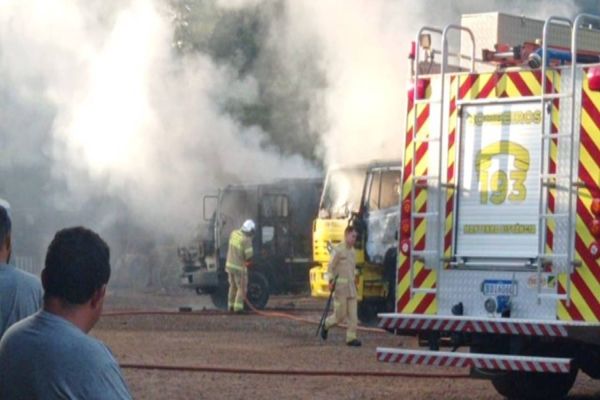 Homem ateia fogo em caminhões de empresa após ser demitido em Capanema