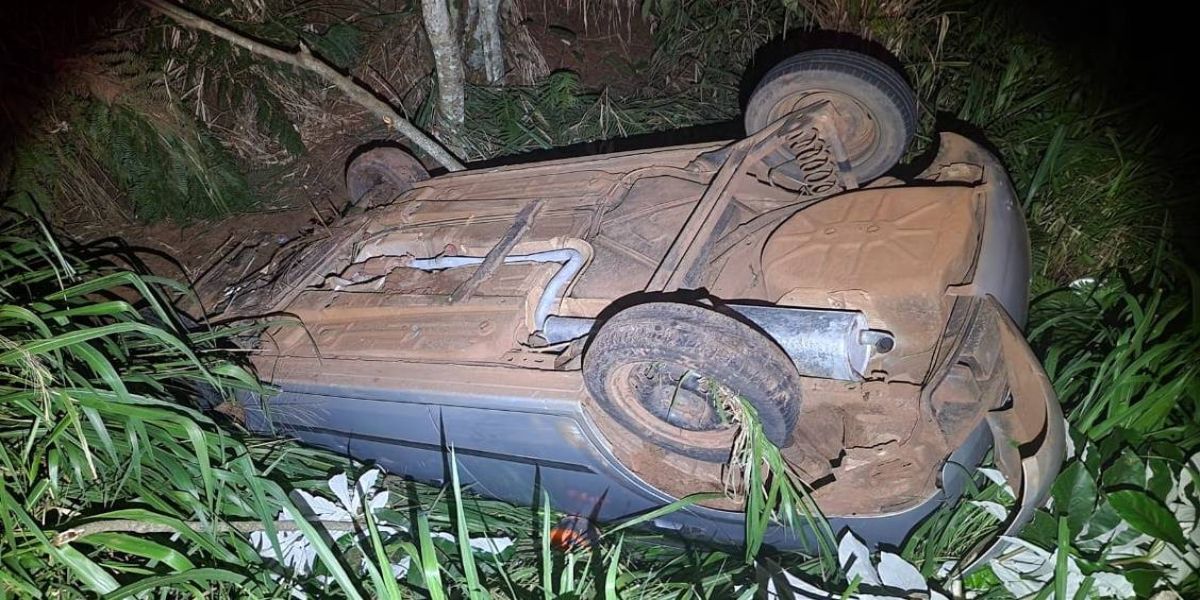 Adolescente de 15 anos capota veículo e três pessoas ficam gravemente feridos em Alto Piquiri