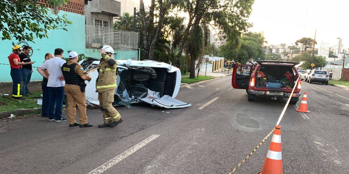 Veículo tomba após colisão de trânsito na região central de Cascavel