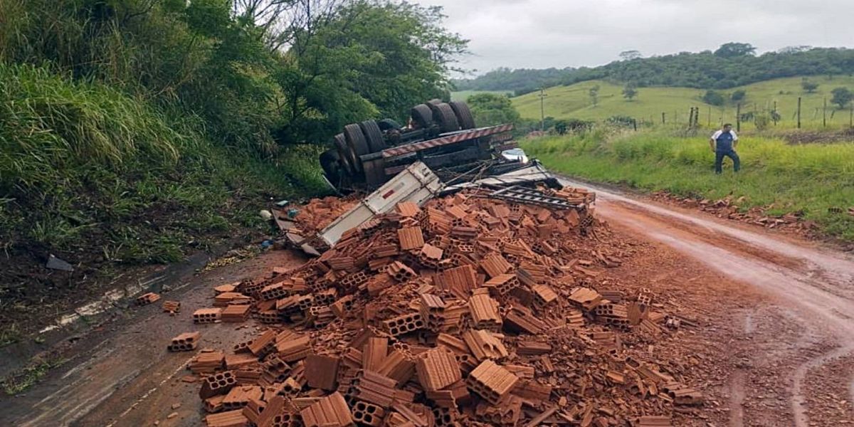 Homem de 48 anos morre após caminhão de tijolos tombar na PR-090