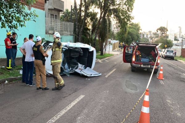 Imagem referente a notícia: Veículo tomba após colisão de trânsito na região central de Cascavel