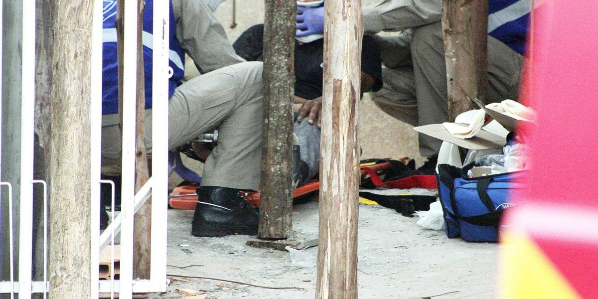 Mulher cai de altura de 3 metros e fratura o fêmur no Bairro Santa Felicidade