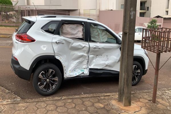 Imagem referente a notícia: Forte colisão de trânsito deixa duas pessoas feridas na Rua Rio Grande do Sul