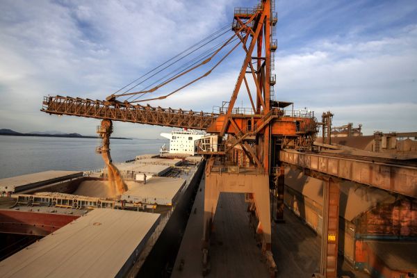 Com 54 milhões de toneladas movimentadas, portos do Paraná registram alta de 2% no ano