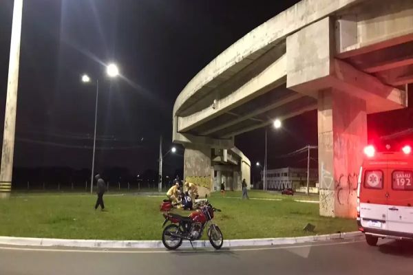 Motoboy despenca de viaduto de 15m e é socorrido em estado grave na Grande Curitiba
