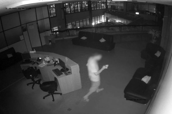 Imagem referente a notícia: Jovem de 24 anos escala prédio da prefeitura de Cascavel, estoura janela e furta dois pendrives