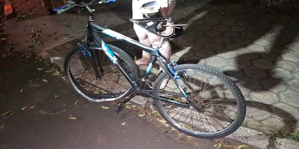 Ciclista de 18 anos fica ferida após colisão na Rua Rio de Janeiro; Carro que causou a batida fugiu