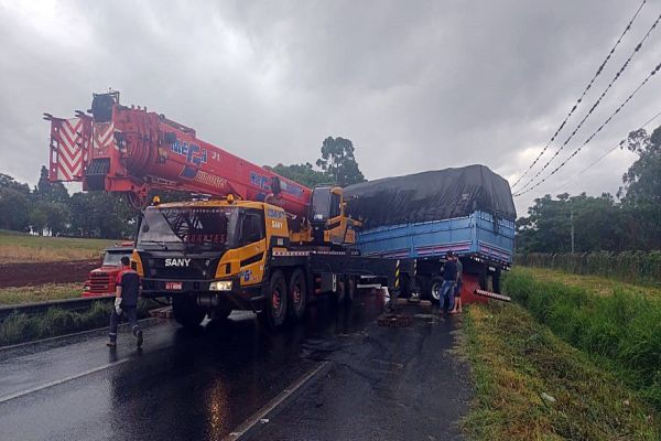 Batida entre caminhões bloqueia BR-376 nos Campos Gerais do Paraná