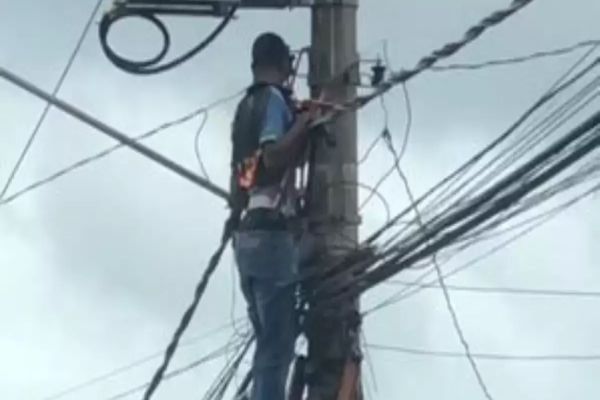 Trabalhador leva choque e fica com corpo em chamas; veja vídeo