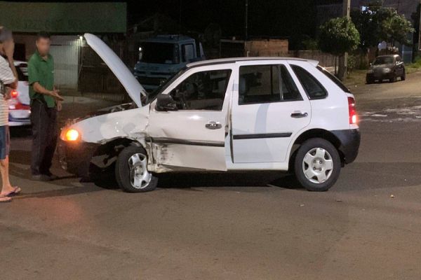 Imagem referente a notícia: Forte colisão de trânsito é registrada no Bairro São Cristóvão