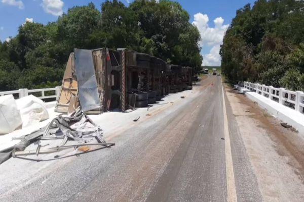 Imagem referente a notícia: Caminhoneiro fica preso às ferragens após grave acidente na PR-493 no Sudoeste do Paraná