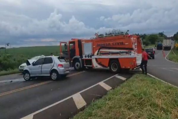 Imagem referente a notícia: Mulher de 30 anos morre após colisão frontal na BR-369 entre Nova Aurora e Corbélia