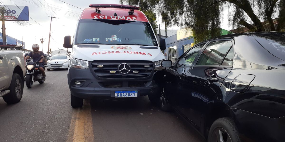 Ambulância do Samu que deslocava para grave acidente na BR-369 se envolve em colisão na Rua Europa