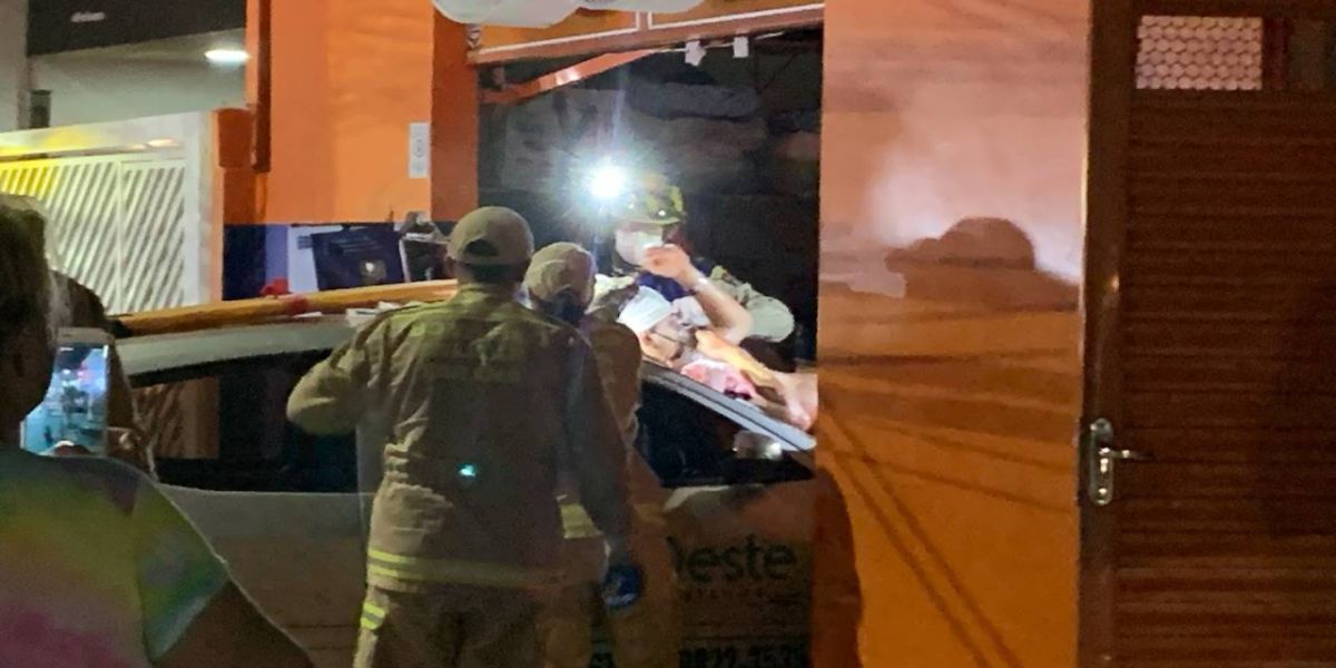 Homem fratura as duas pernas após ser prensado por carro, no Bairro Parque São Paulo