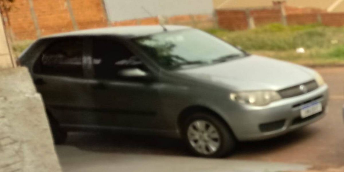 Bandidos roubam carro de trabalhador no momento em que a vitima chegava em casa com sua filha