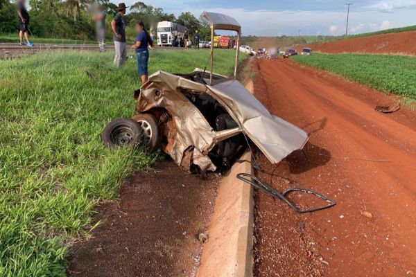 Imagem referente a notícia: Homem morre e carro parte ao meio após grave colisão de trânsito na BR-369, em Cascavel