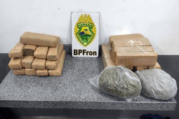 Imagem referente a notícia: Duas pessoas são detidas com 21 quilos de maconha em ônibus na rodoviária de Cascavel