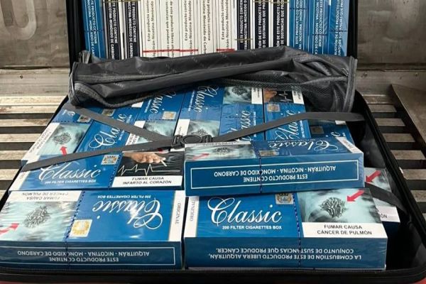 Imagem referente a notícia: BPFRON apreende mala com mais de 50 pacotes de cigarro na rodoviária de Cascavel