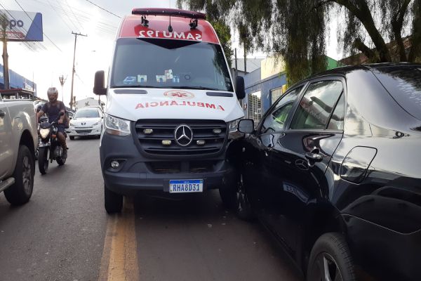 Imagem referente a notícia: Ambulância do Samu que deslocava para grave acidente na BR-369 se envolve em colisão na Rua Europa