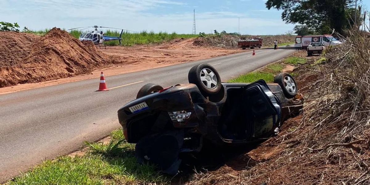 Pai morre e filhos ficam feridos após carro capotar na PR-463, em Paranacity