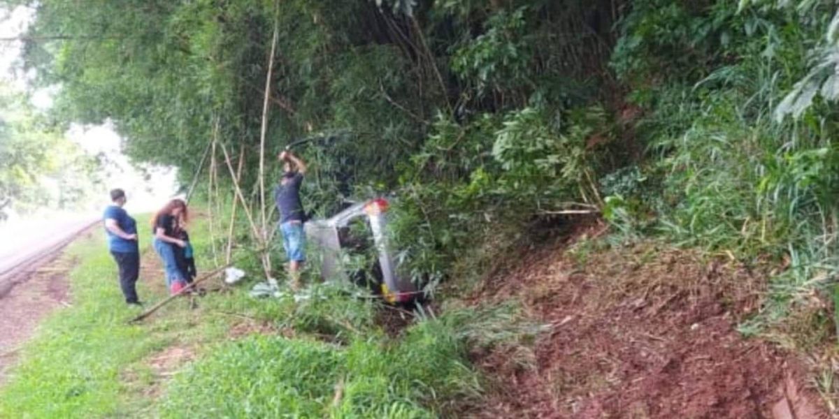 Carro sai da pista e tomba ao lado de bambuzal na PR-180 entre Cafelândia e Nova Aurora