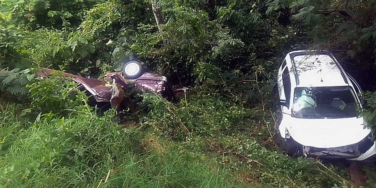 Carro parte ao meio e outro pega fogo após violenta colisão entre três carros na PR-281