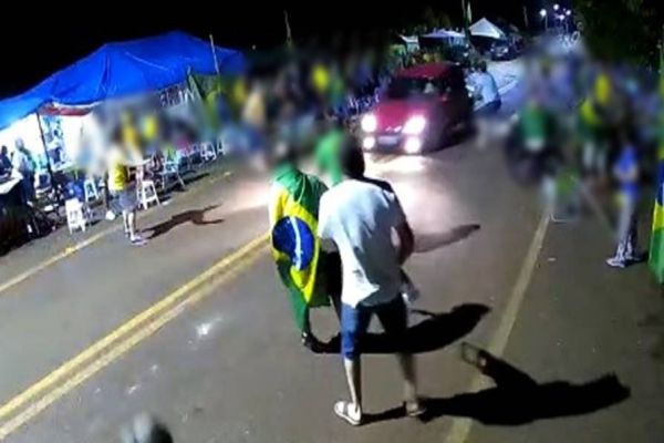 Imagem referente a notícia: Mulher fura bloqueio e atira carro contra manifestantes em frente ao Exército; A mesma foi detida