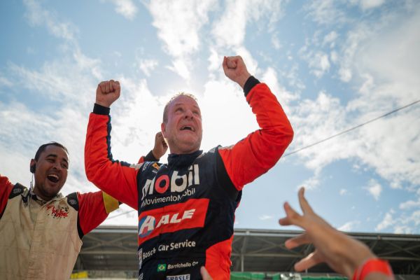 "É o dia mais feliz da minha vida": Barrichello é bicampeão da Stock Car