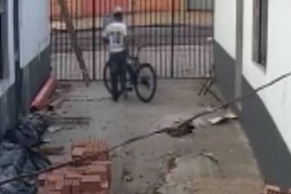 Imagem referente a notícia: Homem furta bicicleta no Bairro Coqueiral; A ação criminosa foi registrada por câmeras de segurança