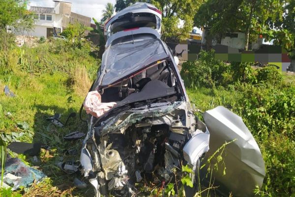 Carro roubado despenca de viaduto na BR-101; quatro pessoas morrem e uma fica ferida