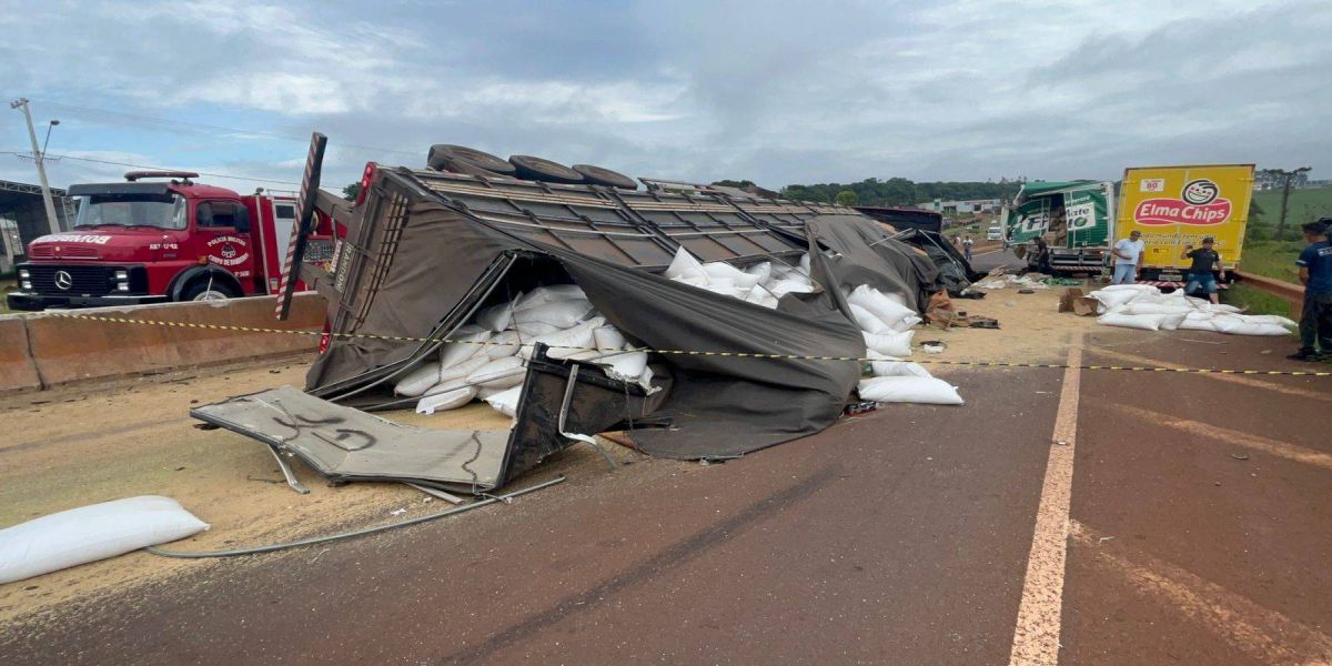 Tombamento de carreta sobre veículo é registrada na BR-369 entre Cascavel e Corbélia