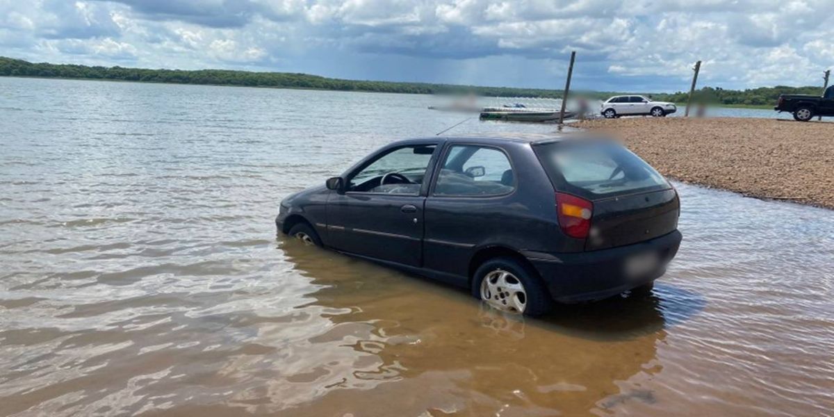 Jovem nua tenta entrar com veículo nas águas de balneário em Santa Helena