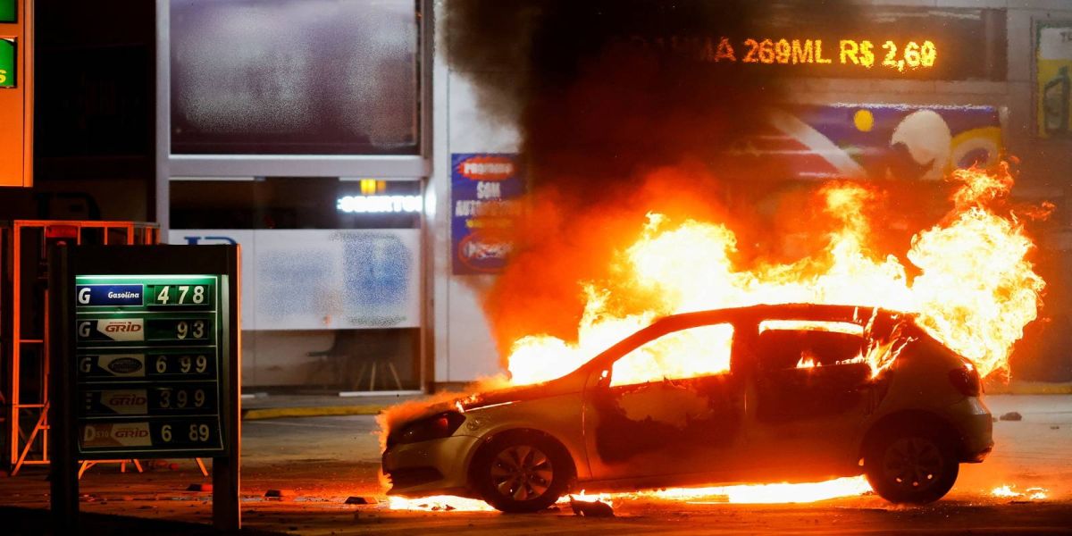 Manifestantes invadem sede da PF e queimam carros e ônibus no DF