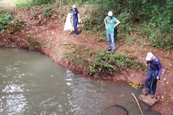 Voluntários limpam e preservam Rio Cascavel