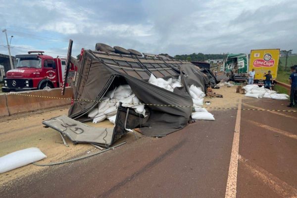 Imagem referente a notícia: Tombamento de carreta sobre veículo é registrada na BR-369 entre Cascavel e Corbélia