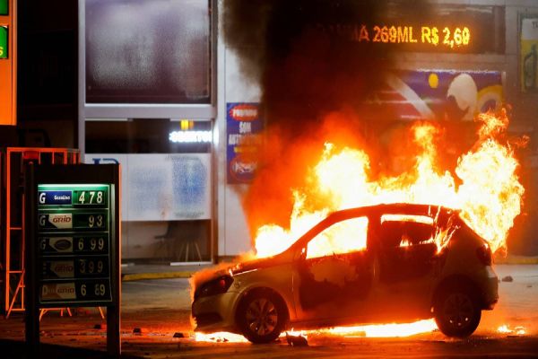 Manifestantes invadem sede da PF e queimam carros e ônibus no DF