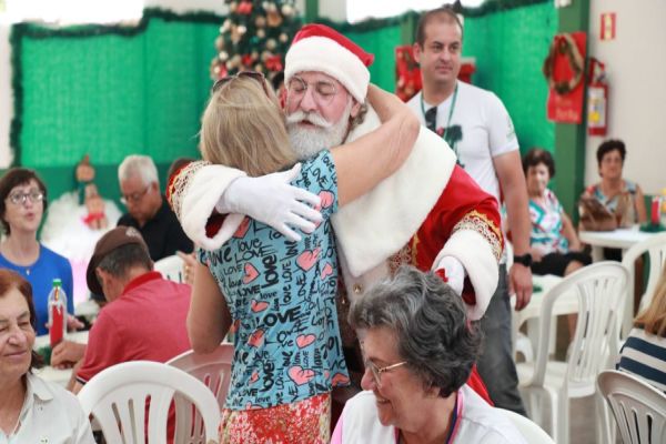 Papai Noel leva alegria para a Cidade do Idoso
