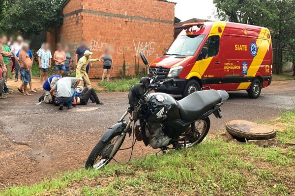 Imagem referente a notícia: Motociclista sofre laceração no cotovelo direito após forte colisão de trânsito no Cataratas