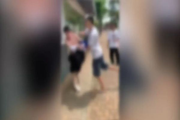 Imagem referente a notícia: Jovens brigam ao lado da Central de Segurança da GM; veja o vídeo