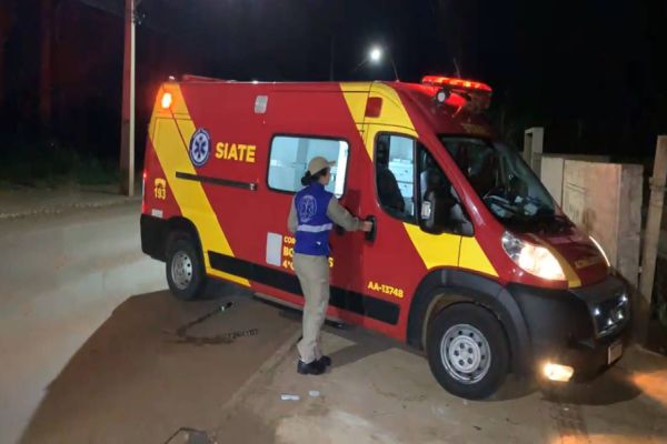 Jovem de 25 anos fica em estado grave após colidir contra poste de iluminação na Rua Rio da Paz