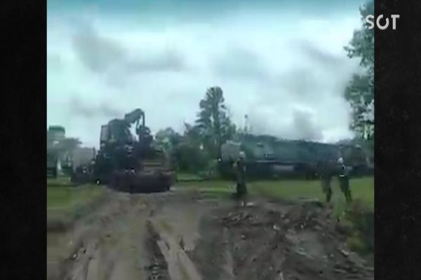 Imagem referente a notícia: Caminhão fica preso em ferrovia e trem parte veículo ao meio na divisa de Reserva com Ivaí