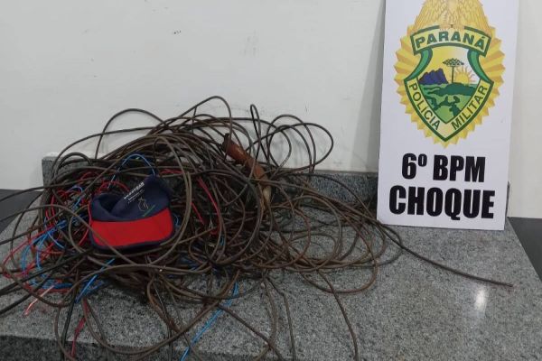 Imagem referente a notícia: Dois homens são presos furtando fios do Caic Edison Petrobelli no Bairro Santa Cruz