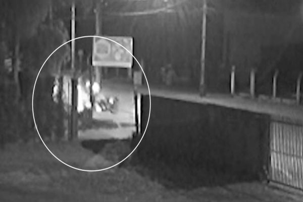 Imagem referente a notícia: Câmera de segurança registra violenta colisão de motociclista contra poste na Rua Rio da Paz