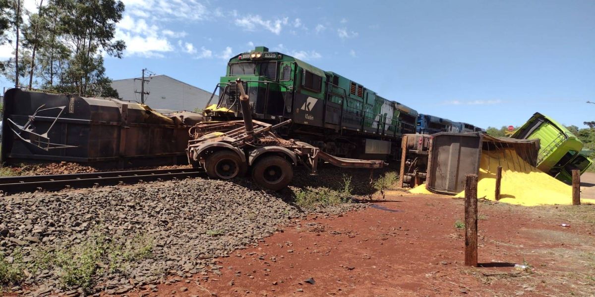 Caminhão carregado com grãos é atingido por trem em Rolândia