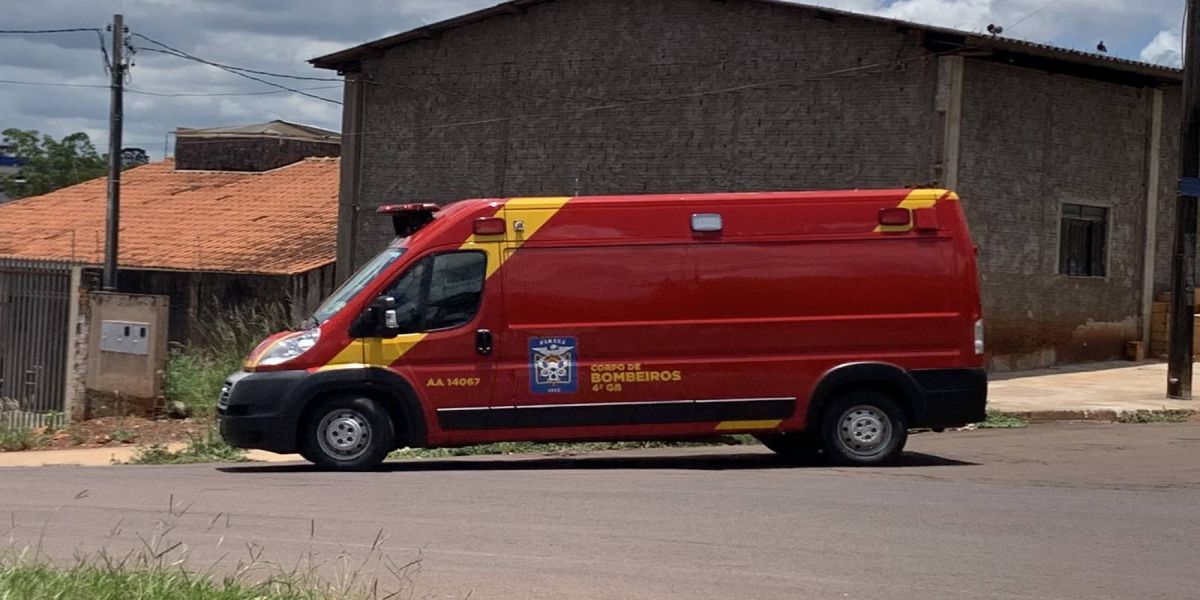 Motorista dos Correios fica ferido após forte colisão na Avenida das Américas