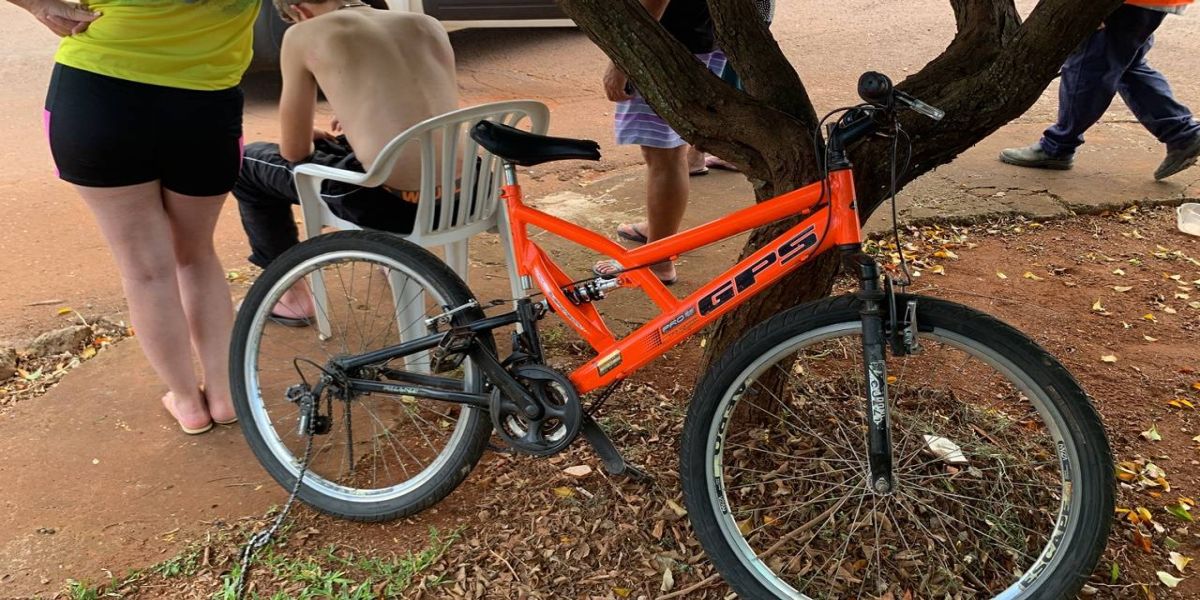 Ciclista de 14 anos fica ferido após ser atingido por carro no Bairro Presidente