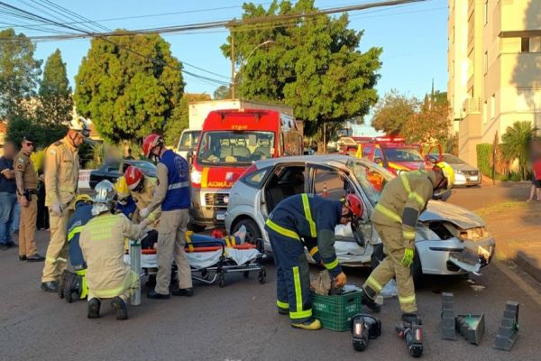 Imagem referente a notícia: Grave colisão de trânsito entre dois carros e caminhão deixa uma pessoa encarcerada na Rua Antonina