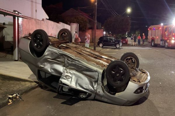 Imagem referente a notícia: Duas pessoas ficam feridas em capotamento no Bairro Neva