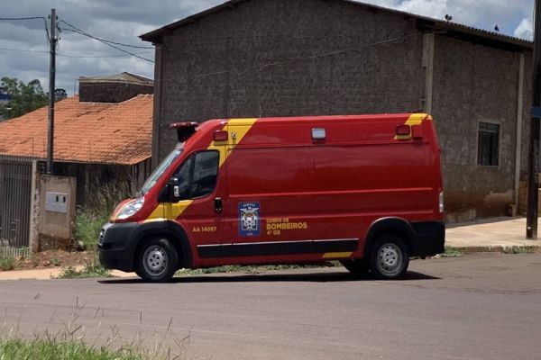 Motorista dos Correios fica ferido após forte colisão na Avenida das Américas