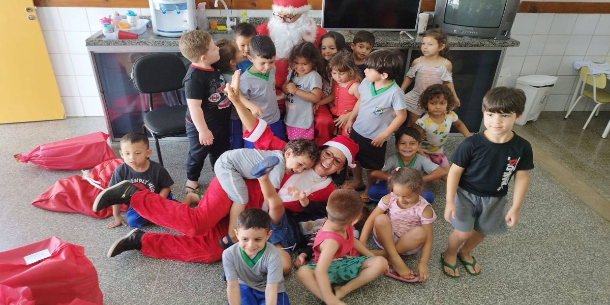 Comissão Feminina do Sindicato Rural de Cascavel torna Natal de crianças mais alegre e divertido